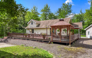 Expansive deck made for entertaining -- 1077alimeda