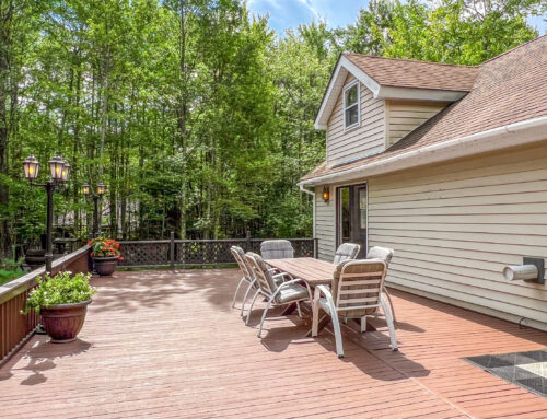 Expansive deck made for entertaining — 1077alimeda